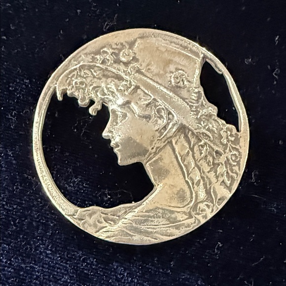 Jewelry - Elegant Silver Cameo Brooch